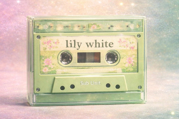 lily whiteのカセットテープ風ビジュアル。グリーン基調で和の落ち着きを感じさせるμ'sサブユニットのBonus Trackイメージ