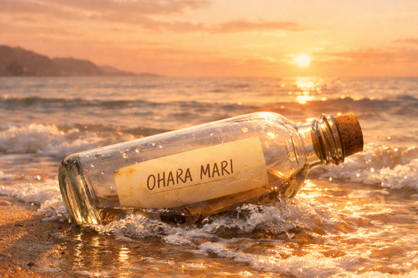 夕焼けの海辺で波に触れるガラス瓶の中に「OHARA MARI」と書かれた紙が入っているイラスト